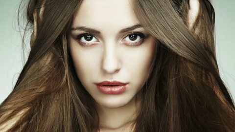 أخطاء احذريها أثناء العناية بشعرك الناعم