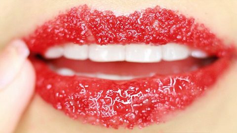 تقشير الشفاه الخطوة الأساسية لأحمر شفاه جذاب
