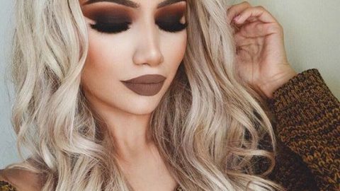 تسريحة شعر مموجة ومزينة بتاج ورد