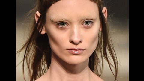 غرة الشعر القصيرة مع الحواجب الشقراء من Iris Van Herpen