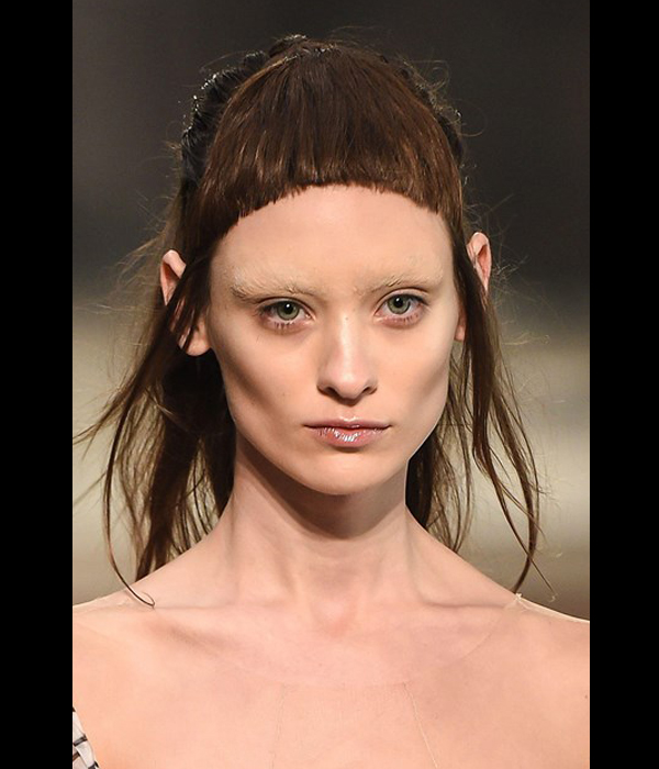 غرة الشعر القصيرة مع الحواجب الشقراء من Iris Van Herpen