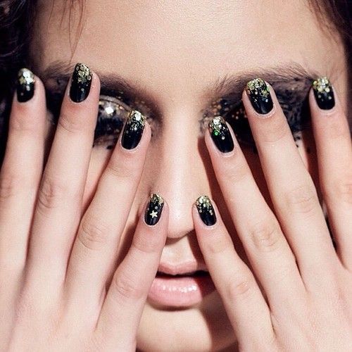 طلاء أظافر أسود مزين بترتر لامع