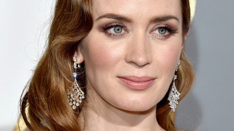 Emily Blunt بتسريحة شعر مموجة ومكياج وردي في حفل الأوسكار 2016
