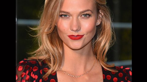 Karlie Kloss بأحمر شفاه أحمر مطفأ