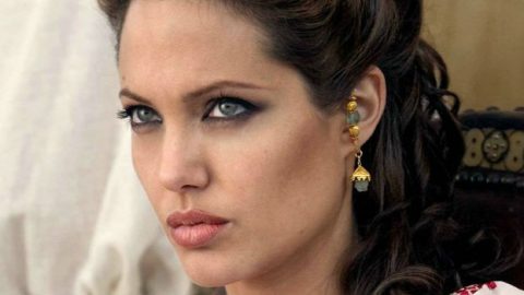 أنجلينا جولي تعتزل التمثيل بعد كيلو باترا