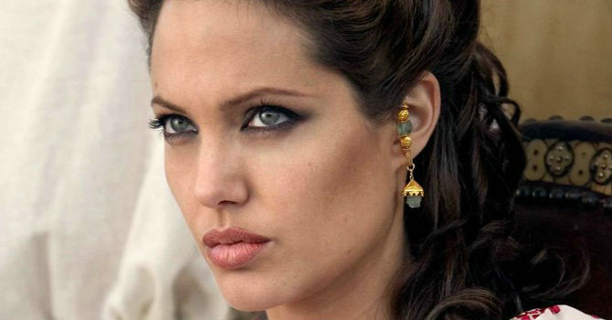 أنجلينا جولي تعتزل التمثيل بعد كيلو باترا