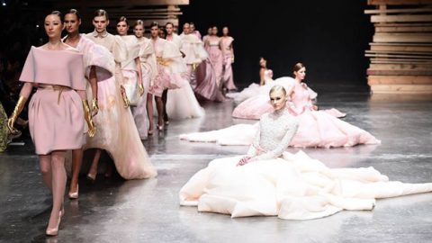 مصمم الأميرات السعوديات إزرا سانتوس يفتتح الفاشن فورورد