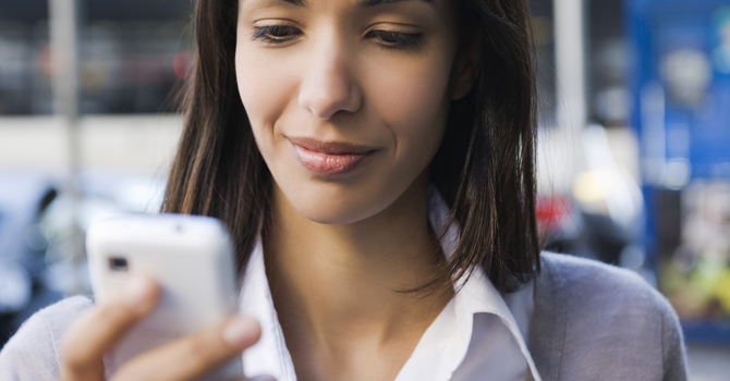 احترسي هاتفك الخلوي يصيب بشرتك بالشيخوخة المبكرة