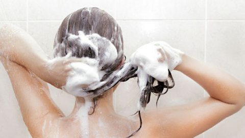 خطوات صحيحة لغسل الشعر لم تعرفيها من قبل