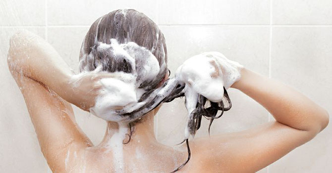 خطوات صحيحة لغسل الشعر لم تعرفيها من قبل