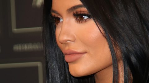 كايلي جينر تعتمد خدعة ماسكارا تمنحها رموش وهمية