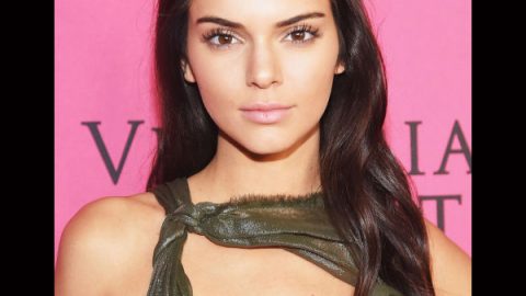 تسريحة شعر مموجة مع كعكة مرتفعة من عارضة الأزياء Kendall Jenner
