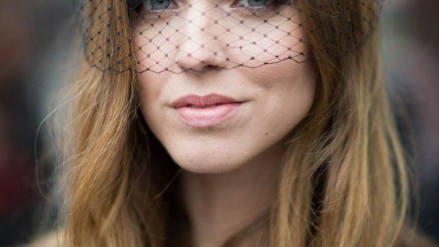 غطاء رأس من التل المفرغ من فالنتينو كوتور ربيع 2015