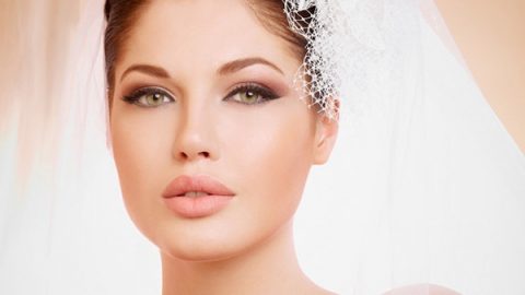 أي لاينر عيون قطة بسيط مع ظلال جفون ترابية وأحمر شفاه نيود من فادي قطايا لعروس 2015