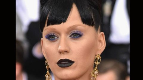 katy perry بتسريحة شعر مرتفعة مع ماسكارا ملونة وأحمر شفاه مصاص الدماء في حفل met gala 2016