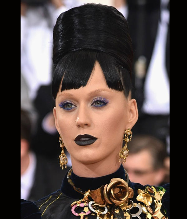 katy perry بتسريحة شعر مرتفعة مع ماسكارا ملونة وأحمر شفاه مصاص الدماء في حفل met gala 2016