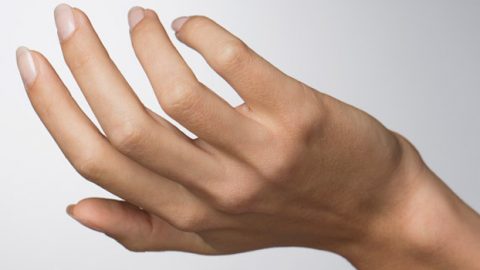 أفضل 3 طرق لإخفاء العروق البارزة في اليدين