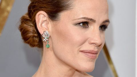 Jennifer Garner بتسريحة الكعكة المنخفضة ومكياج هادئ في حفل الأوسكار 2016