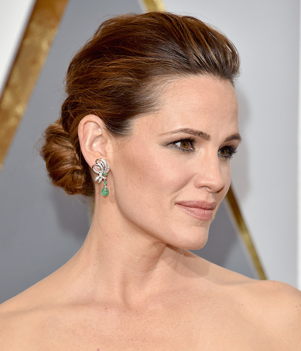 Jennifer Garner بتسريحة الكعكة المنخفضة ومكياج هادئ في حفل الأوسكار 2016