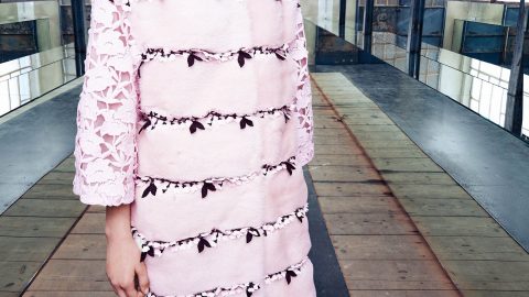 فستان أبيض بتفاصيل الدانتيل من Giambattista Valli كروز 2017
