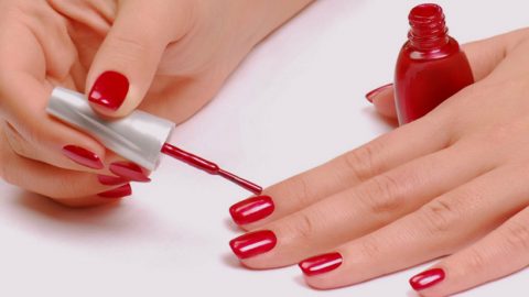 كيف تطبقين طلاء الأظافر بيدك الأخرى؟