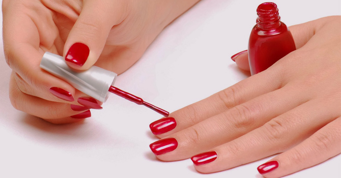 كيف تطبقين طلاء الأظافر بيدك الأخرى؟