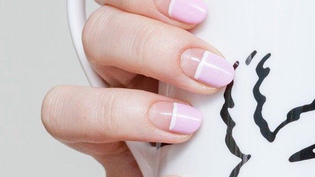 طلاء اظافر وردي وأبيض