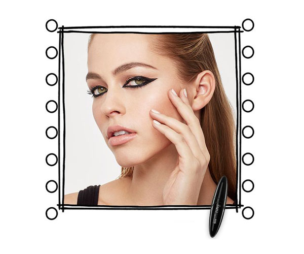رسمة عيون ممدودة باستخدام أي لاينر maybelline master precise curvy liquid liner