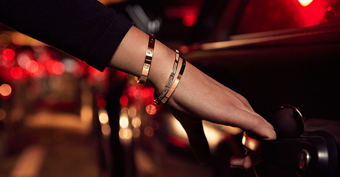 أساور كارتير الراقية خياركِ في سهرة عيد الحب