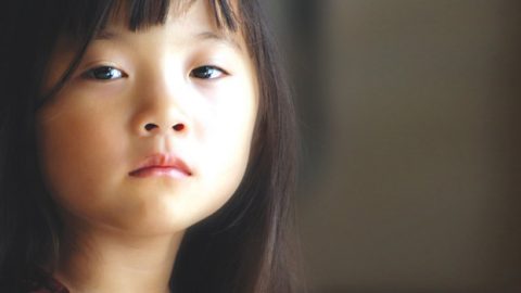 طفلة صينية تُصاب رموشها بالقمل والسبب غريب