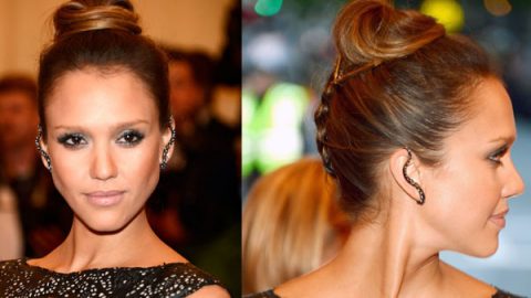 JESSICA ALBA بتسريحة الجديلة مع الكعكة المرتفعة