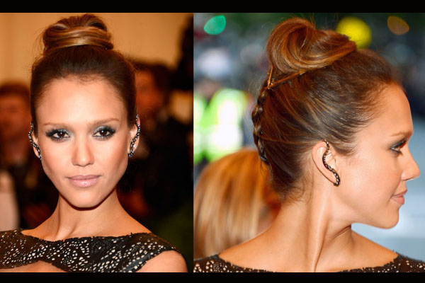 JESSICA ALBA بتسريحة الجديلة مع الكعكة المرتفعة