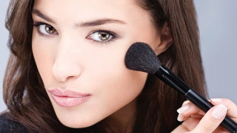 فيديو: الطريقة الصحيحة لتطبيق أحمر الخدود طبقًا لشكل وجهك