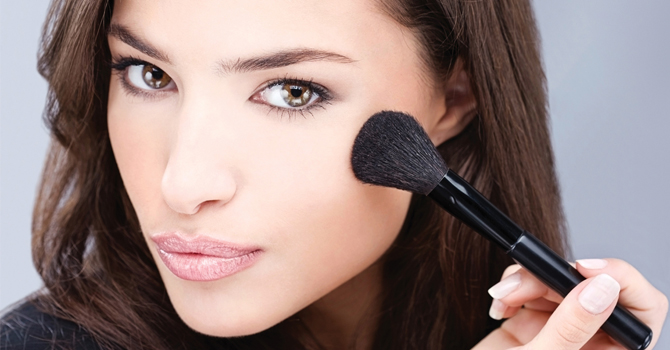 فيديو: الطريقة الصحيحة لتطبيق أحمر الخدود طبقًا لشكل وجهك