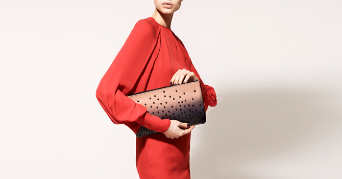 حقائب كريستيان لوبوتان شتاء 2015 تتجول في شوارع القاهرة