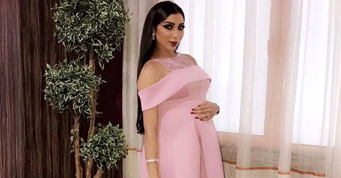 دنيا بطمة بإطلالة حمل جريئة