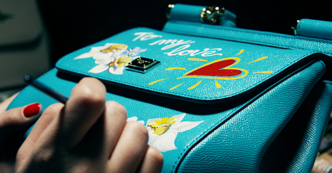 دولشي اند غابانا يمنحكِ حقيبة تحمل توقيعكِ بأبو ظبي !