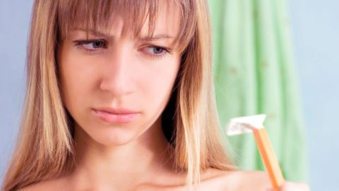 الطريقة الصحيحة لإزالة شعر المنطقة الحميمية بالشفرة