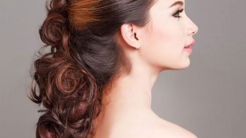 تسريحة شعر مموجة ومزينة بتاح مرصع بالفصوص لعروس 2015