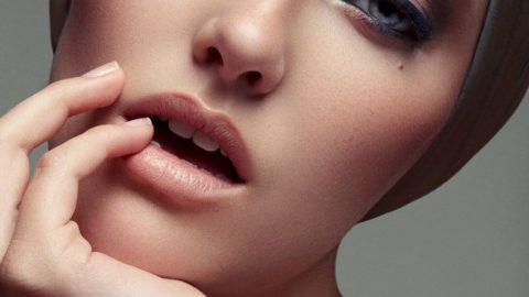 مكياج ميتاليك بظلال هادئة مع احمر شفاه بيج نيود 2015