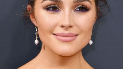 Olivia Culpo بمكياج عيون بالكحل الارجواني مع شفاه نيود من حفل الايمي 2016