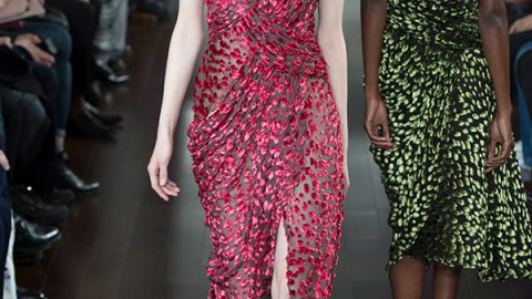 فستان نبيذي مخملي من Jason Wu بأسبوع نيويورك شتاء 2018