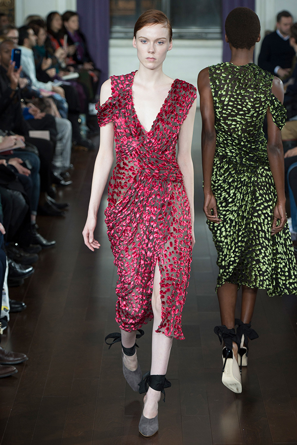 فستان نبيذي مخملي من Jason Wu بأسبوع نيويورك شتاء 2018