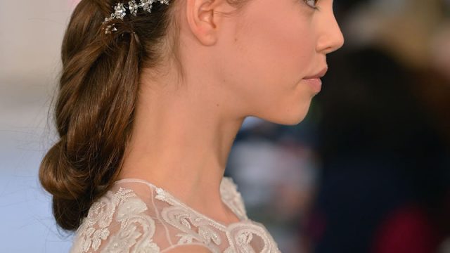 تسريحة شعر مزينة باكسسوار مرصع بالفصوص اللامعة لعروس ربيع 2015