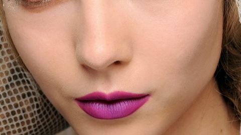 مكياج عيون ترابي مع أحمر شفاه أرجواني 2015