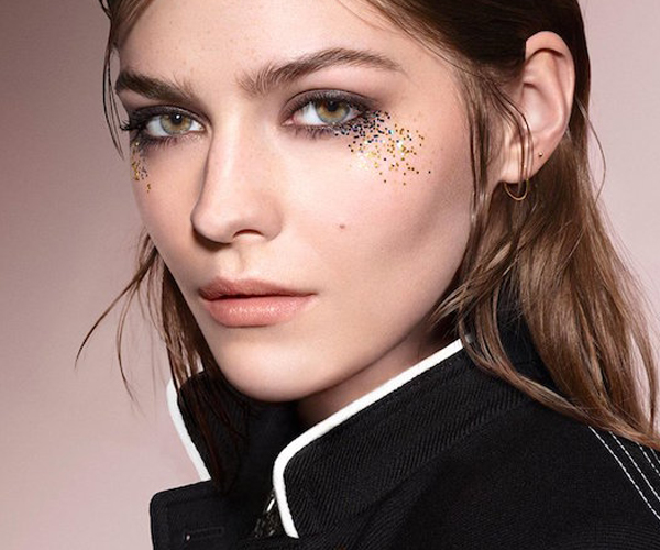 مكياج عيون دخاني مع غليتر متناثر من burberry 2016