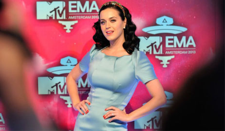 شائعات حول خطبة كاتي بيري بعد فوزها بفنانة العام