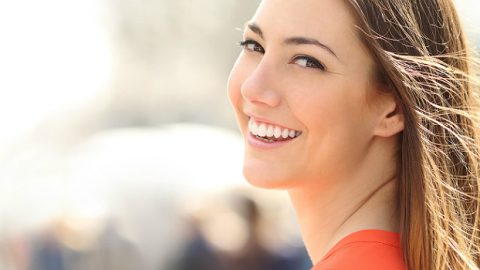 تناول تلك الفاكهة يومياً يضمن لكِ أسنان بيضاء صحية
