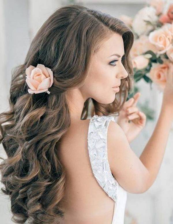 تسريحة شعر مموجة مزينة بوردة لعروس 2015