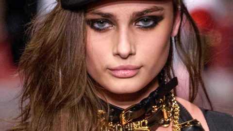 الأي لاينر الدخاني من MOSCHINO خريف 2016